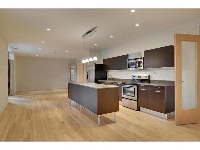 Foto del edificio - 3104 W Lake St