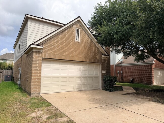 Building Photo - 15423 Fir Woods Ln