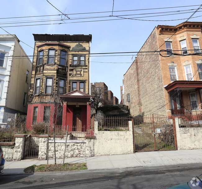 Foto principal - 2051 Ryer Ave