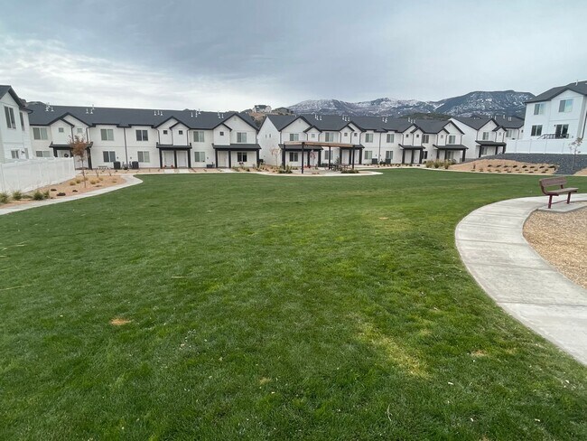 Building Photo - Old Sorrel End Unit!! - Small Pet Friendly!!