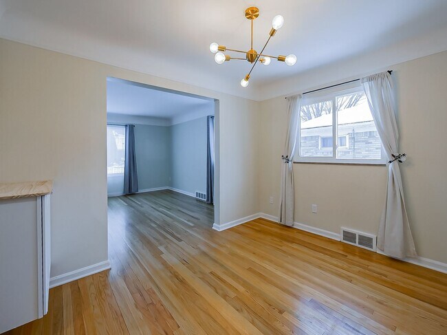 Foto del edificio - AVAILABLE NOW! Spacious 4-Bed Gem in the Heart of Clawson!