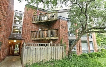 Building Photo - 2131 N Larrabee St