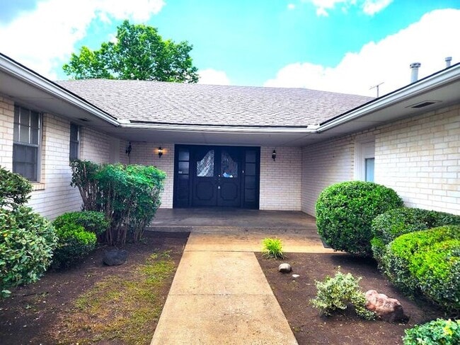 Building Photo - 2 Bed 2 Bath 2 Car Garage Duplex in NW OKC