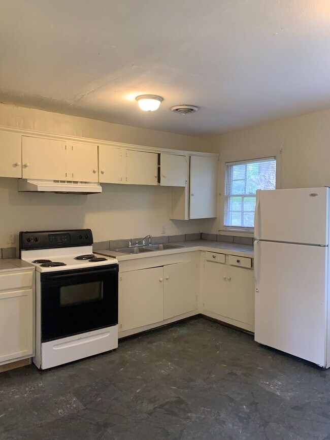 Building Photo - HUD Friendly 2 Bed 1 Bath Completely Remod...