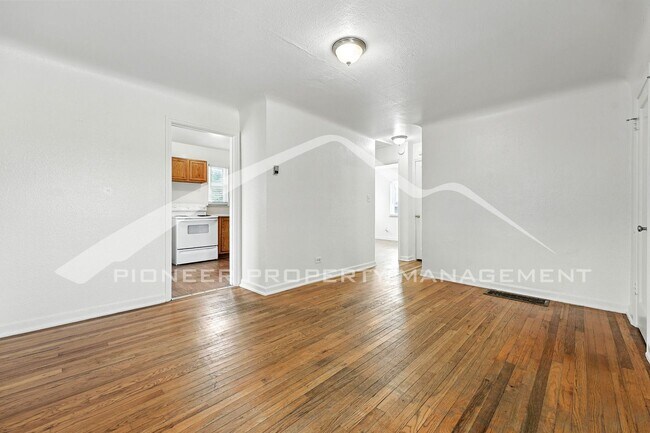 Building Photo - Charming Home with Washer/Dryer and Fenced...