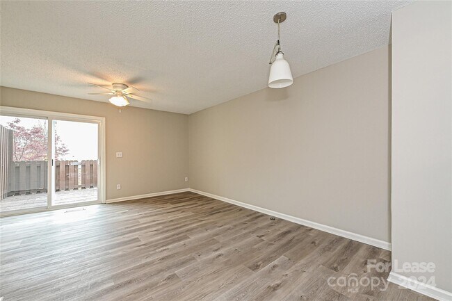 Foto del edificio - 1227 Maple Shade Ln