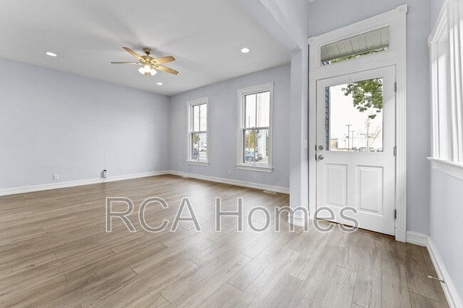 Building Photo - 920 N College Ave