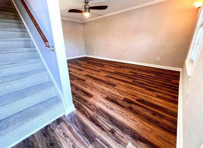 Building Photo - Charming Brick Townhome in Clemmons/Winston Salem w/ Community Pool!