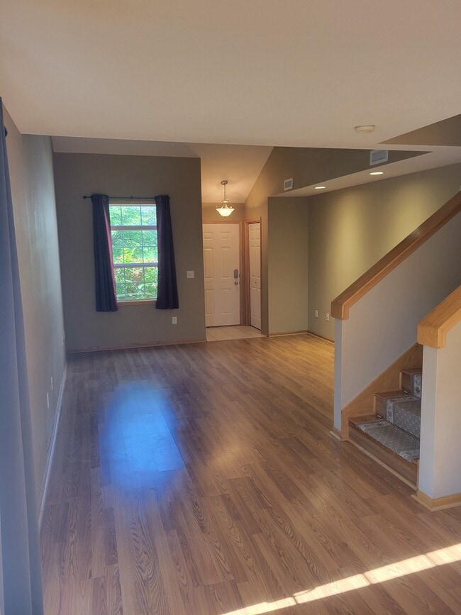 Sala de estar - 601 Orchard Hills Dr