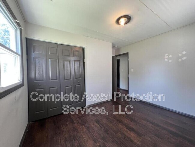 Building Photo - 7419 White Oak Ave