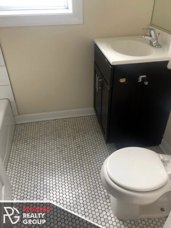 Building Photo - Ravenswood 2 Bed Available Now