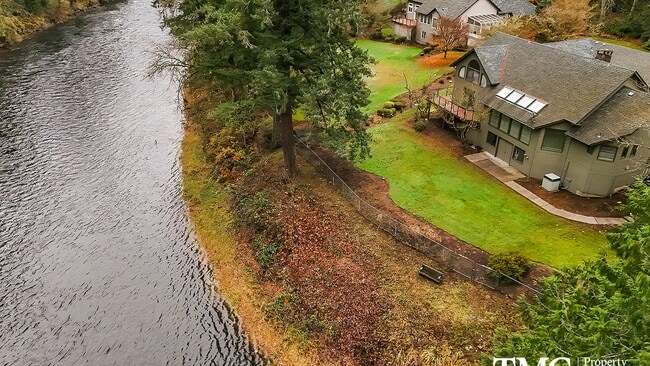 Building Photo - Stunning Custom-Built Home w/ Washougal Private River Access! Fresh paint and new floors!