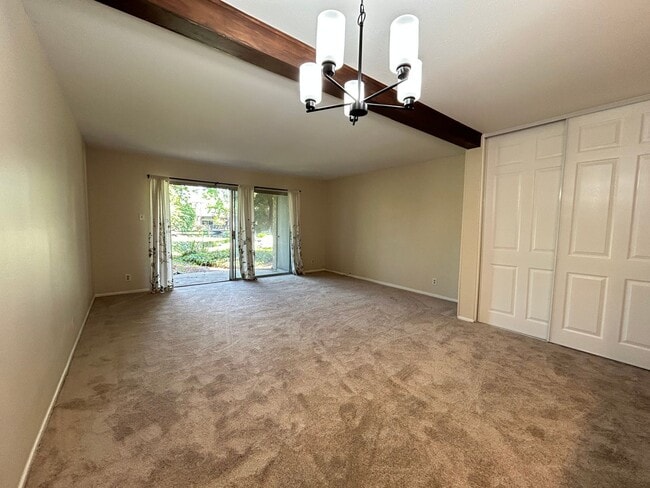 Building Photo - Large One Bedroom Condo at The Lakes!