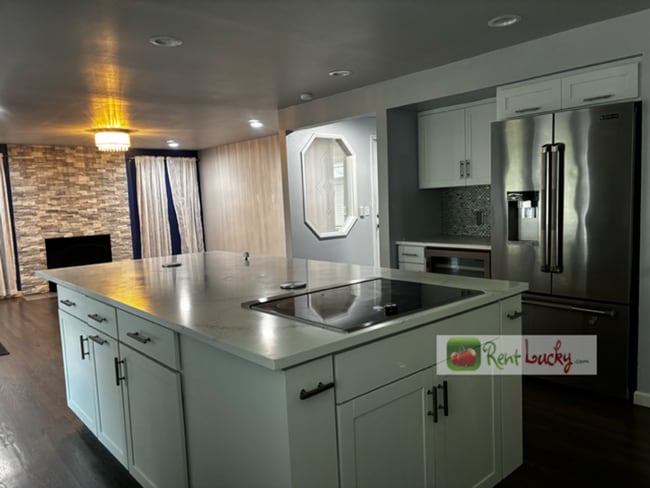 Building Photo - Stunning & Spacious 4 Bedroom Home with 2....
