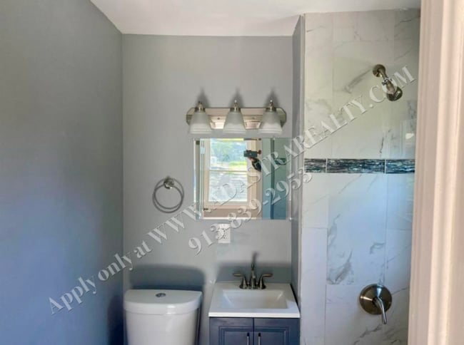 Building Photo - Updated 4 Bed 3 Bath Home in KCMO-Availabl...