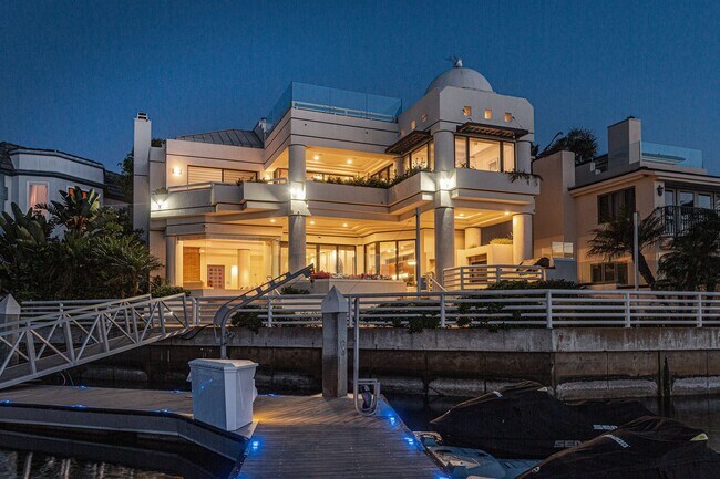 Building Photo - Exquisite Waterfront Gem.