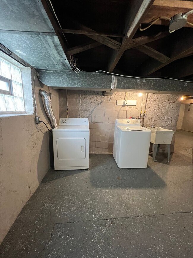 Foto del edificio - Updated 2 Bed, 1 Bath Home w/ Bonus Room in Castle Shannon - Central Heat & AC, Laundry - Availab...