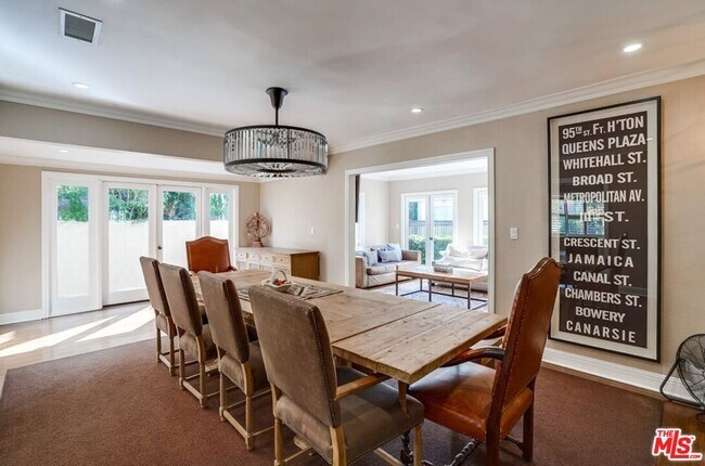 Foto del edificio - 2033 N Serrano Ave