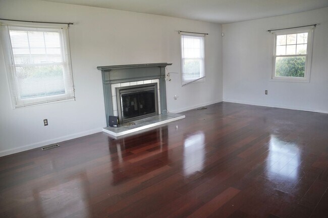 Building Photo - Amazing 4 BR/2.5 BA Single-Family Home in ...
