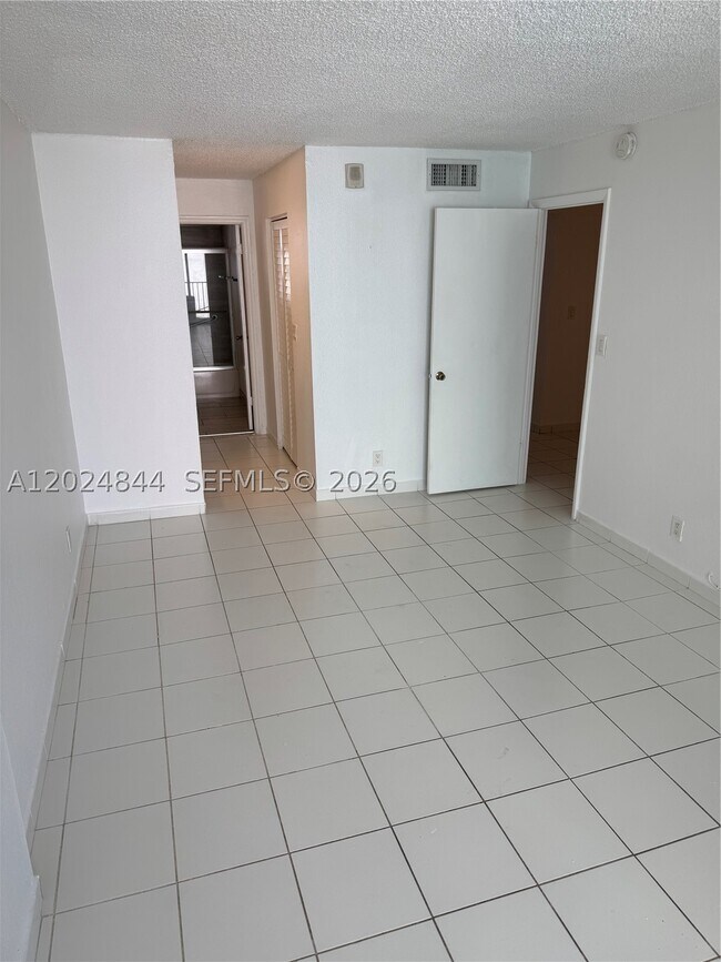 Foto del edificio - 907 N Miami Beach Blvd