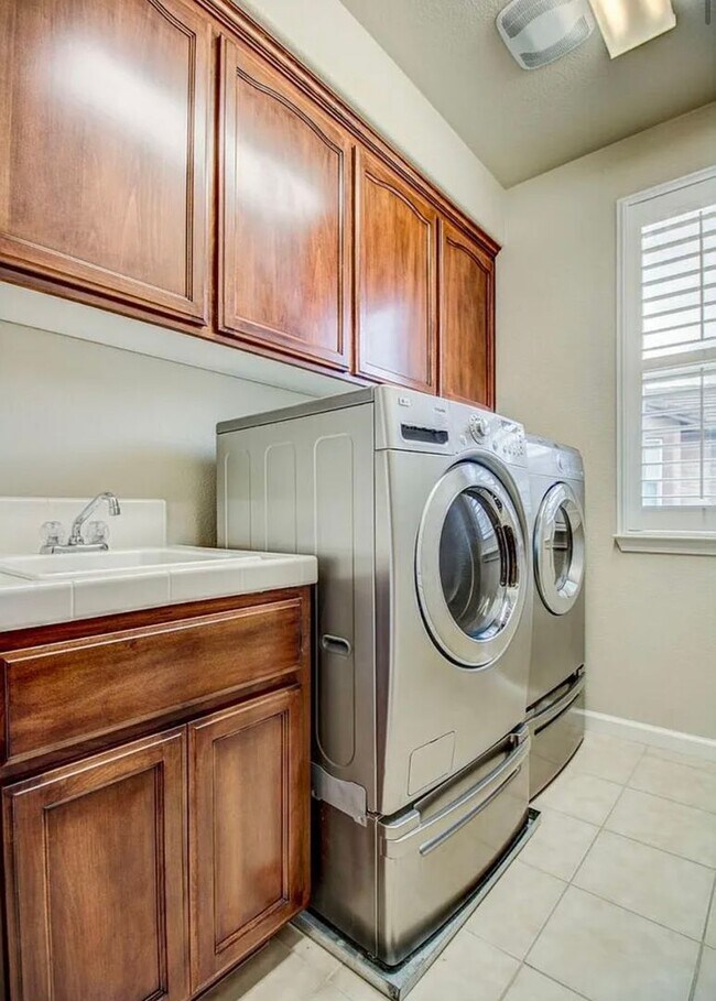 Foto del edificio - 30 Sheen Ct