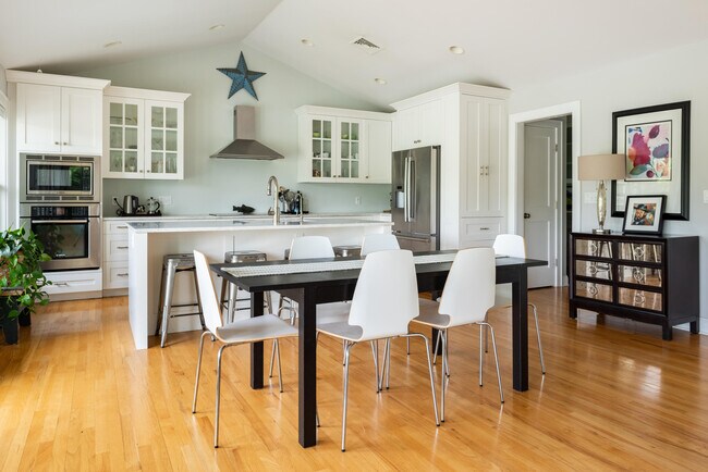 Foto del edificio - 10 Farm Creek Rd