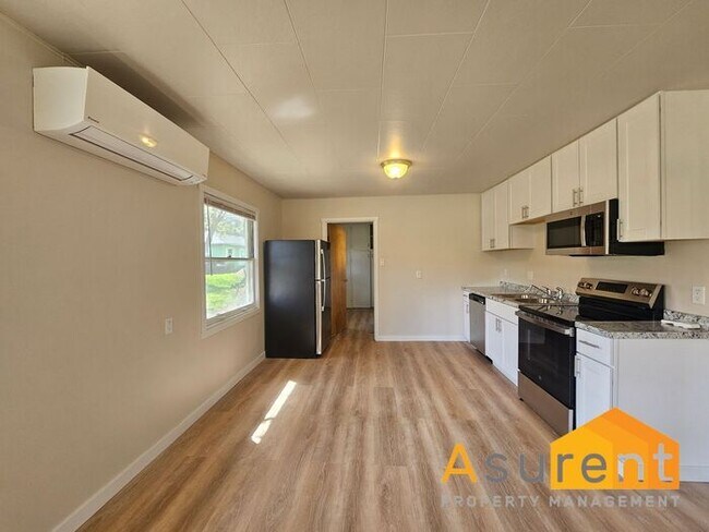 Foto del edificio - MOVE IN SPECIAL: $500 OFF on First Full Months Rent! Freshly Renovated 2-Bedroom, 1-Bath Duplex i...