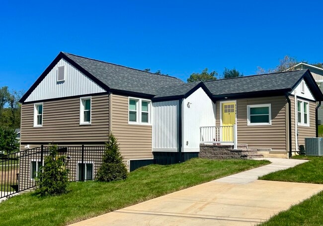 Building Photo - 2304 Belle Ave NE