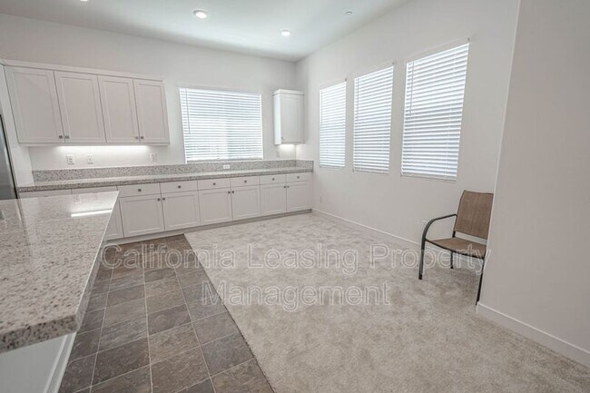 Building Photo - 27578 Sparrow Ct