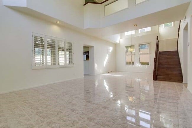 Building Photo - Beautiful 3 Bedroom 2.5 Bathroom home over...