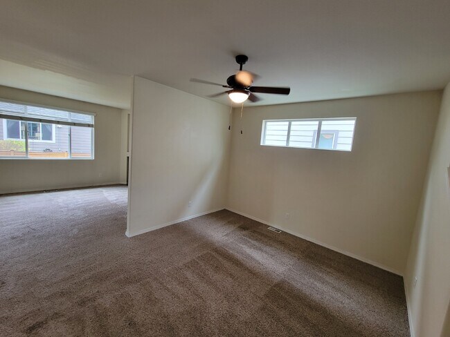 Building Photo - Spacious & Stylish 3-Bedroom Home in a Desirable Neighborhood!
