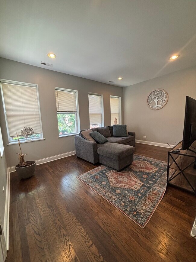 Foto del edificio - 1635 N Meade Ave
