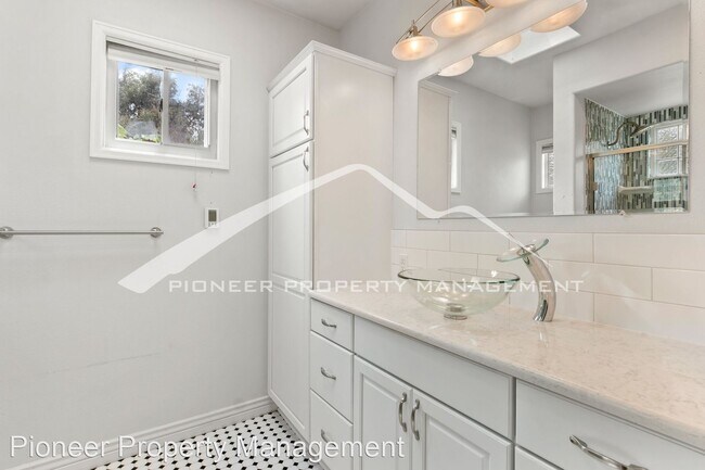 Building Photo - 3 br, 2.5 bath House - 3446 S. Forest St