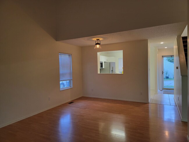 Building Photo - 3 Bedroom 2.5 Bathroom Home