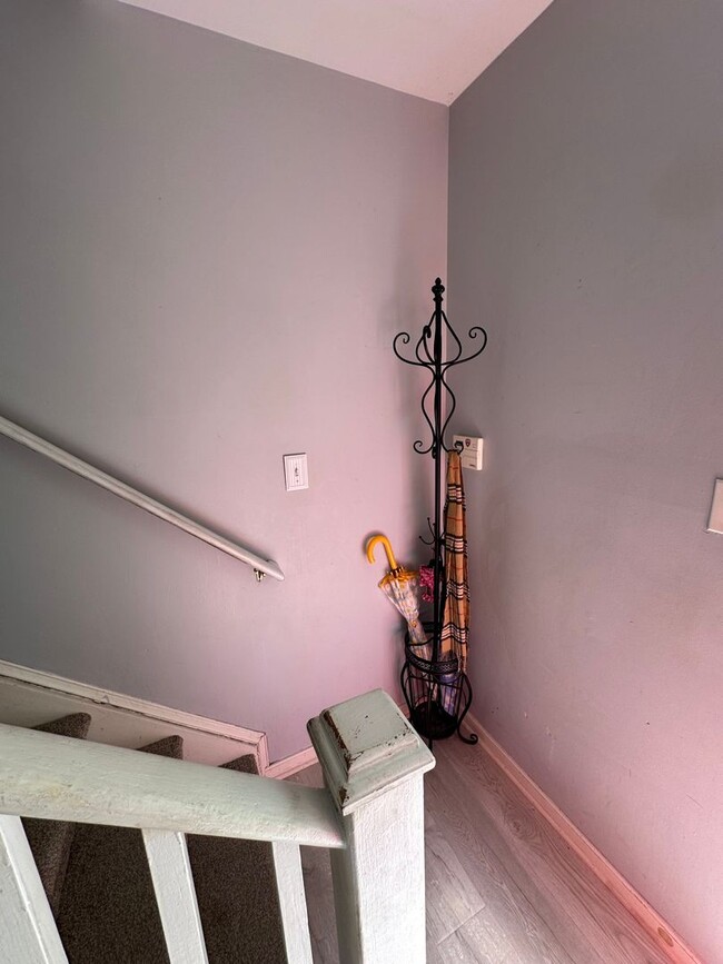 Building Photo - For Rent: Charming 4-Bedroom Colonial in C...