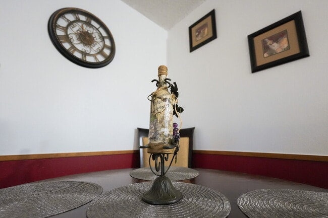 Building Photo - Warm and Welcoming Fully Furnished 2BR/1BA...
