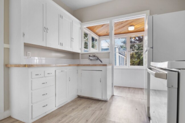 Building Photo - 212 N 16th Ave