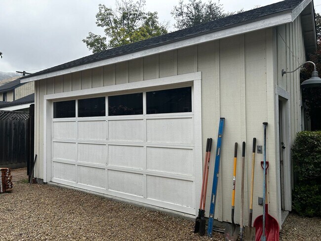 Building Photo - 2bd/2ba house with garage available on Pis...