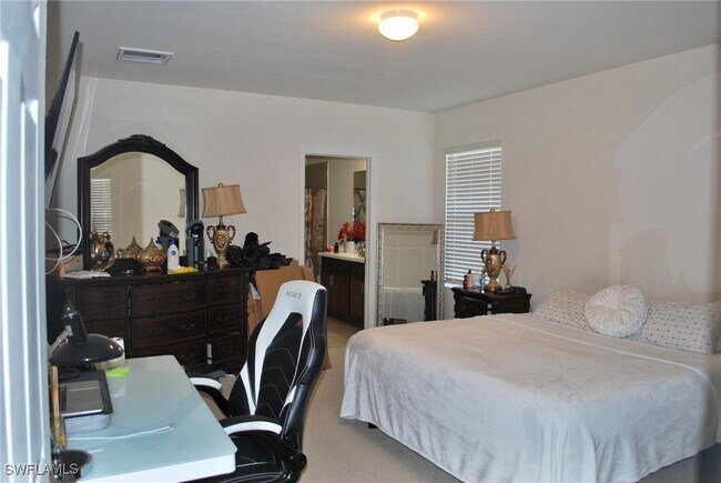 Foto del edificio - 1217 Santa Barbara Blvd N