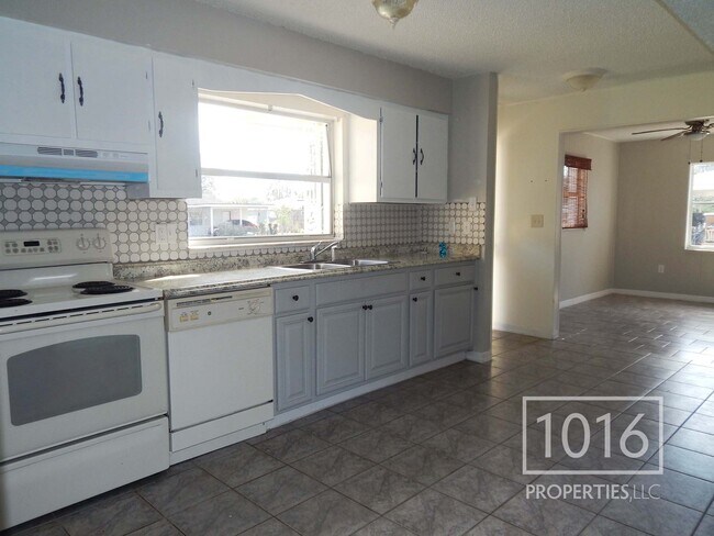 Large open kitchen - 1512 Maureen Ave House