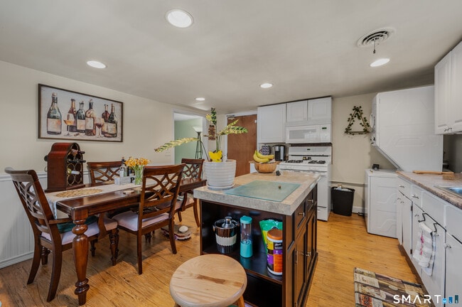 Building Photo - 349 Naubuc Ave