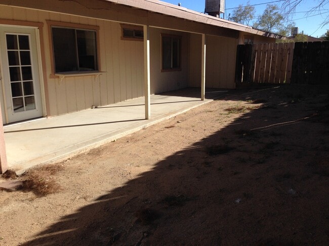 Private covered patio/yard - 709 W Atkins Ave