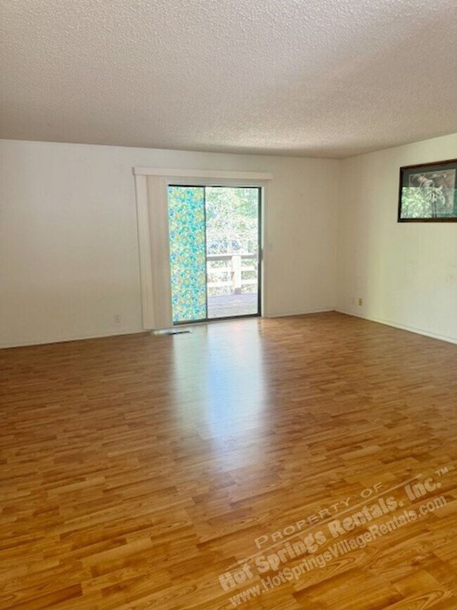 Foto del edificio - LaCoruna Courts | Townhome | Unfurnished