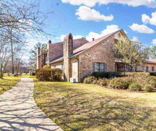 Building Photo - Beautiful Townhome