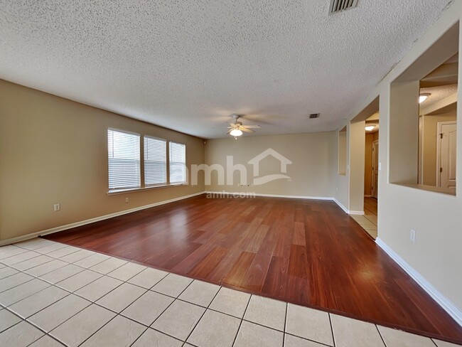 Building Photo - 11542 Brian Lakes Dr