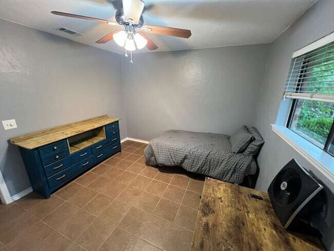 Foto del edificio - 2103 Heather Hill Ln