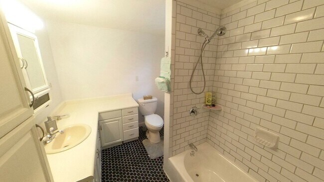 Building Photo - 4 Atherton Pl