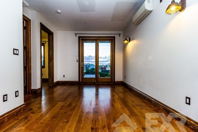 Foto principal - 871 Grand St