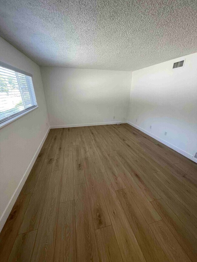 Building Photo - SOUTH OF THE BLVD. HOME IN WOODLAND HILLS!