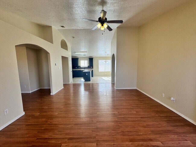 Building Photo - 3 bed 2 bath home in Huning Ranch. New Car...